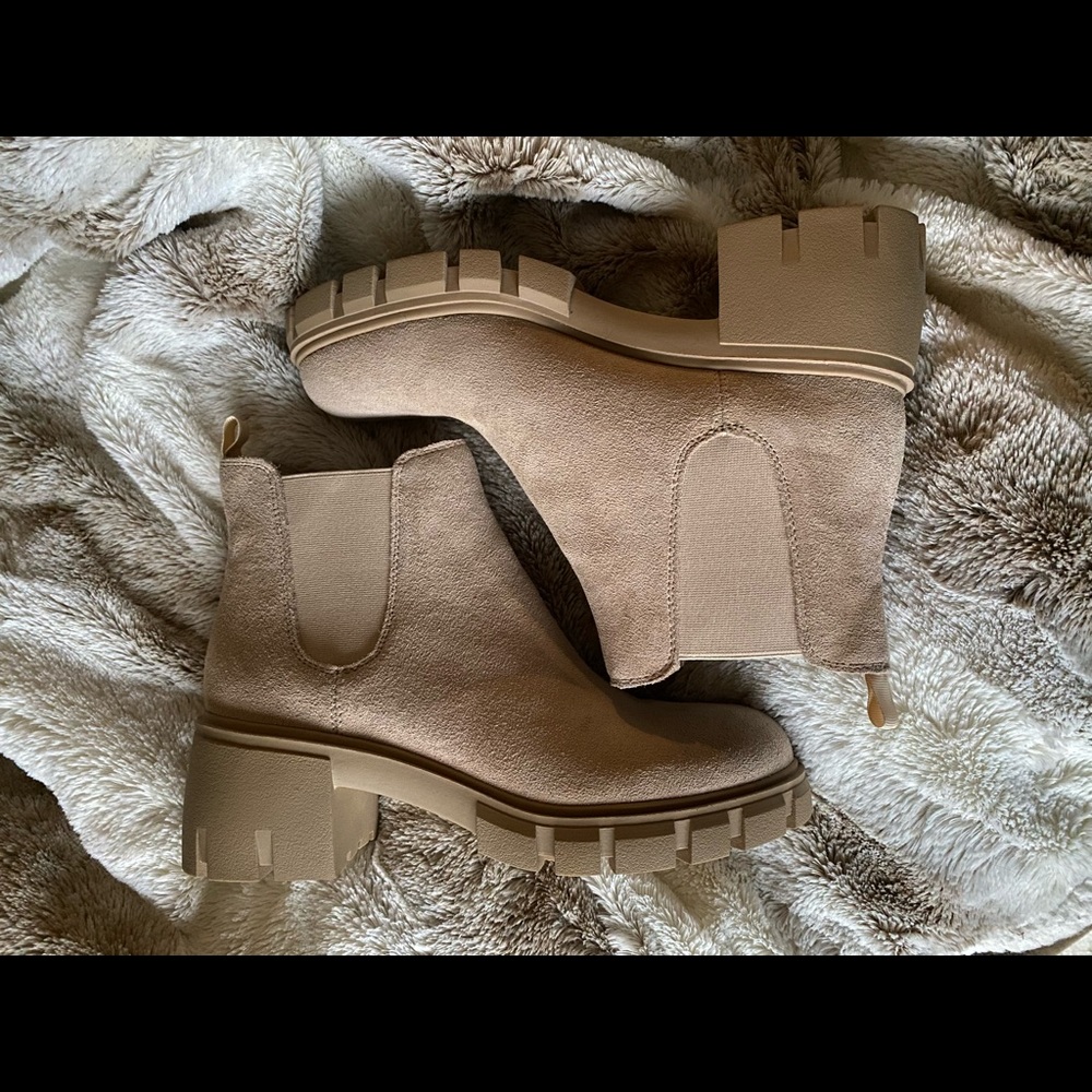 NWOT Steve Madden Howler Chelsea Booties